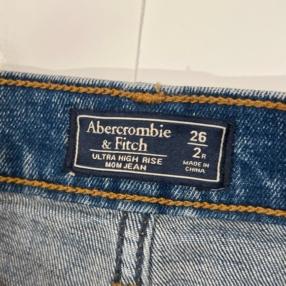Abercrombie & Fitch Ultra High Rise Mom Jean Distressed Size 26/2R - Picture 4 of 6